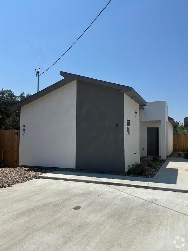 Building Photo - 907 Taylor St
