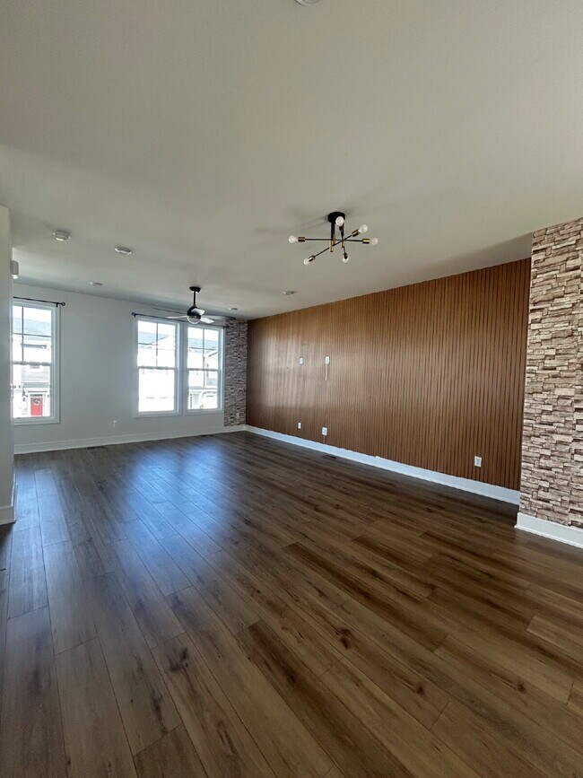 Foto del edificio - Free Application Fee — Refunded Upon Approval Through August 31! Upgraded 3BR End-Unit Townhome |...