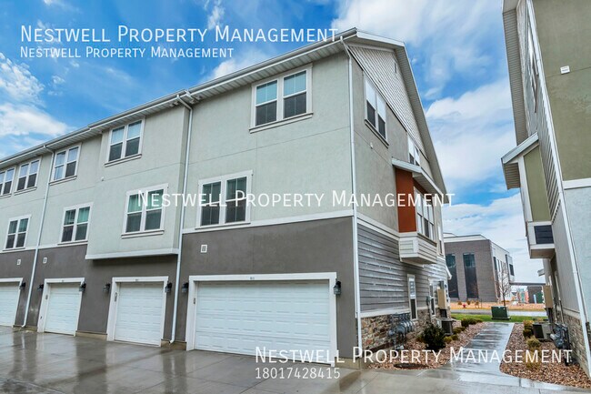 Building Photo - Stunning Three-Story Townhome in Vineyard
