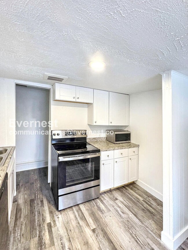 Building Photo - 43406 SE N Bend Way