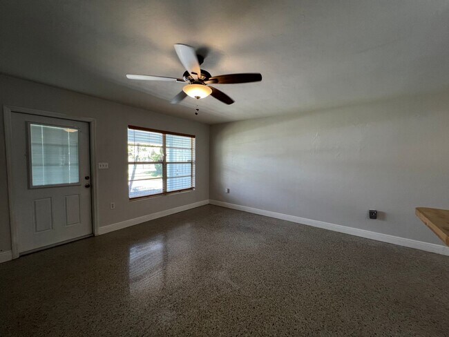 Foto del edificio - * Coming Soon* 2 Bedroom 1 Bath 2 Blocks from the Ocean