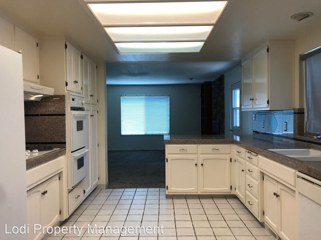 Primary Photo - 4 br, 2.5 bath House - 749 ATHERTON DRIVE