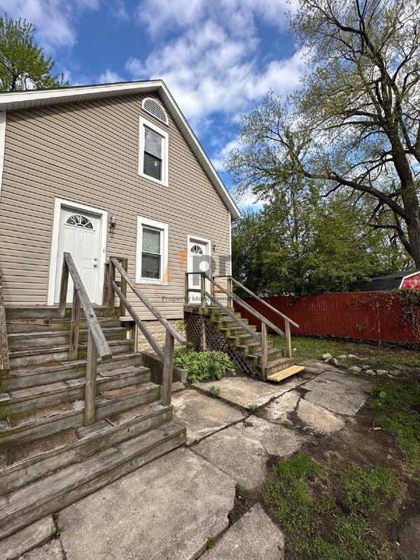 Building Photo - 2122 Elston St