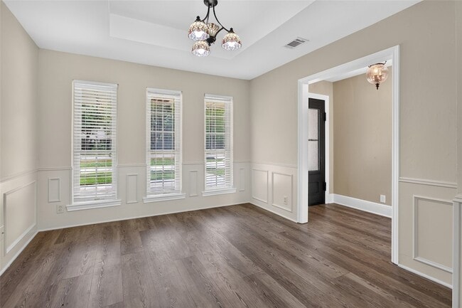 Building Photo - 1400 Emerald Cir