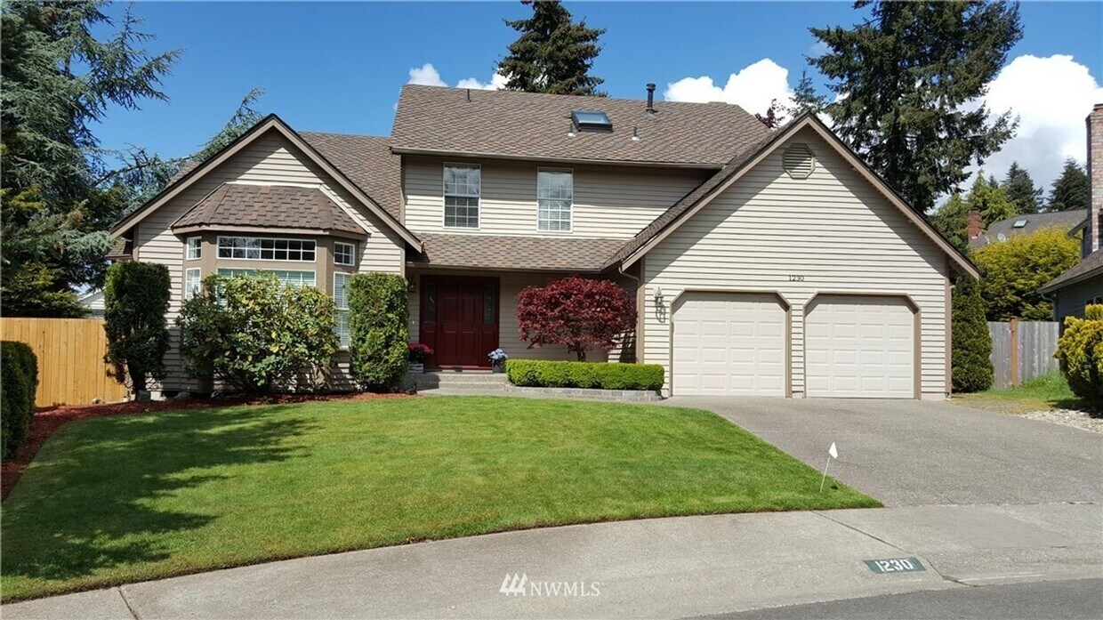 Primary Photo - Stunning & Spacious 4 Bedroom Home with 2....