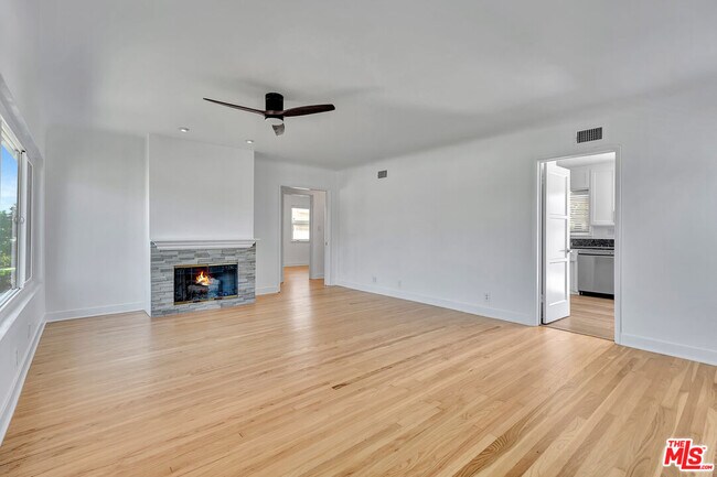 Foto del edificio - 7878 Naylor Ave