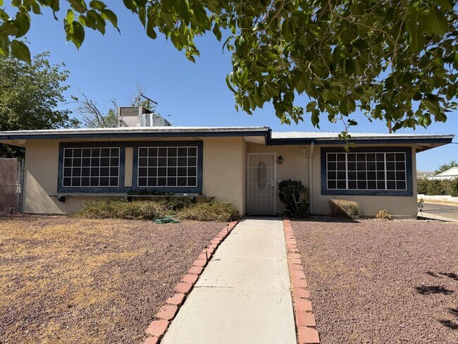 Foto del edificio - 3 Bedroom 2 Bathroom House on Corner Lot with 2 Car Garage Locate din Irwin Estates