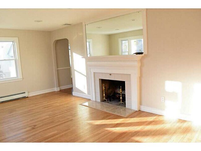 Building Photo - 6 Bed Single Family Home Ready for Move In!