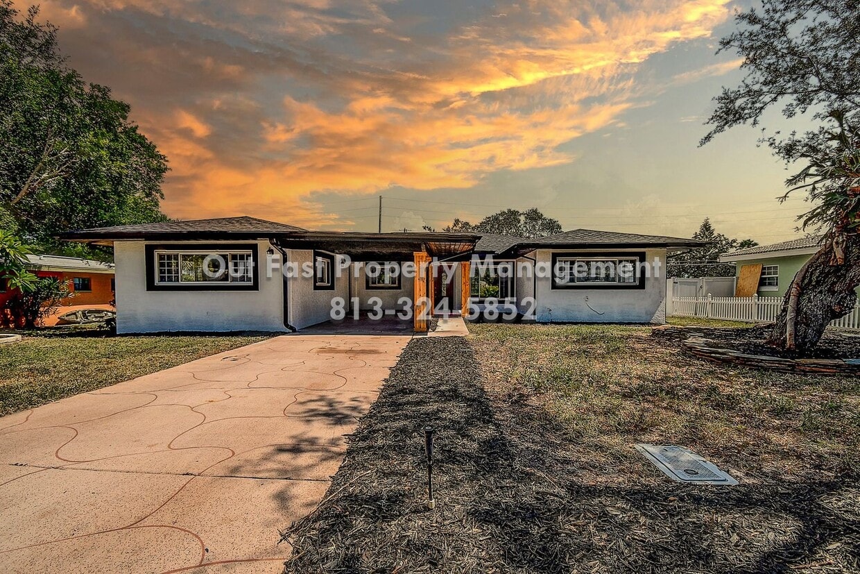 Foto principal - Home & Bonus Space Near Gulf Beaches — Ready for Move-In