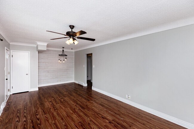 Foto del edificio - FENCED IN YARD! 3 Bedroom Home in Beaverdale.