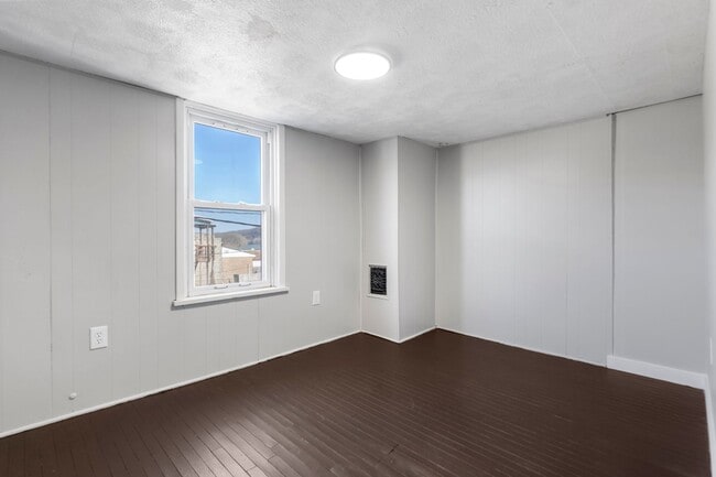 Building Photo - 113 River Ave