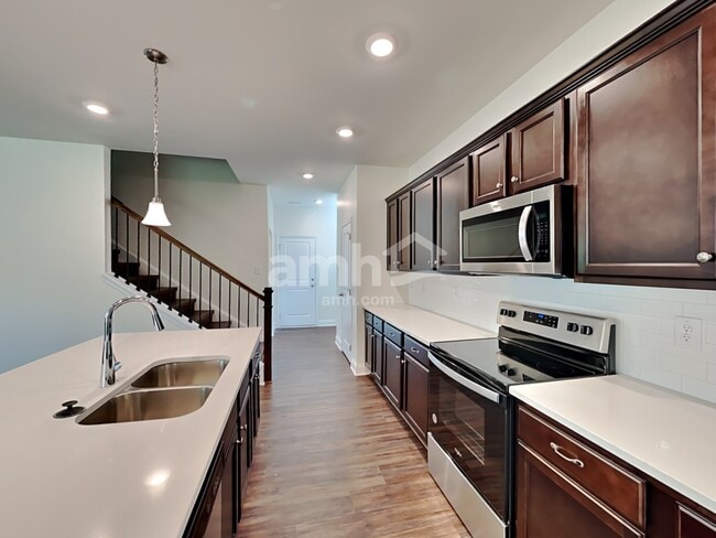Building Photo - 2072 Windsor Park Ave