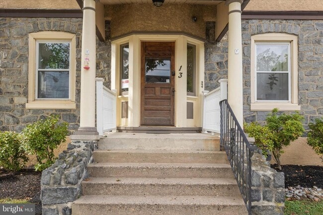 Building Photo - 13 W Hinckley Ave