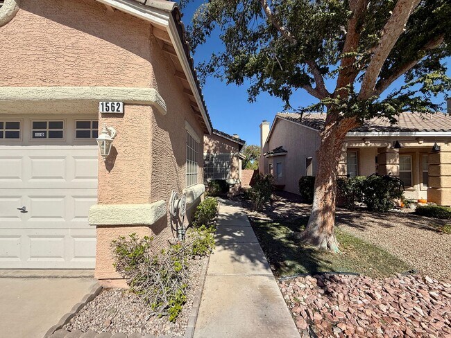 Foto del edificio - Beautiful open concept remodeled 3 bedroom...