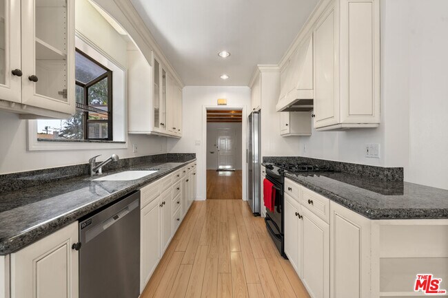 Foto del edificio - 3016 Greenfield Ave