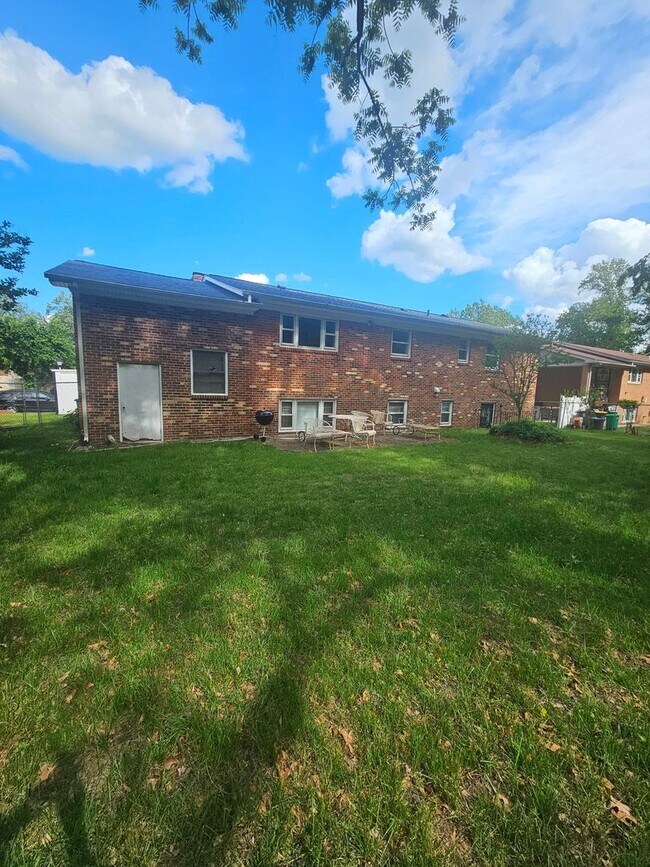 Building Photo - 9511 Pin Oak St