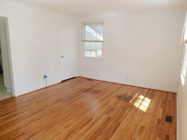Building Photo - Lovely 2 bedroom home with hardwood floors, deck and sweet location in Chapel Hill