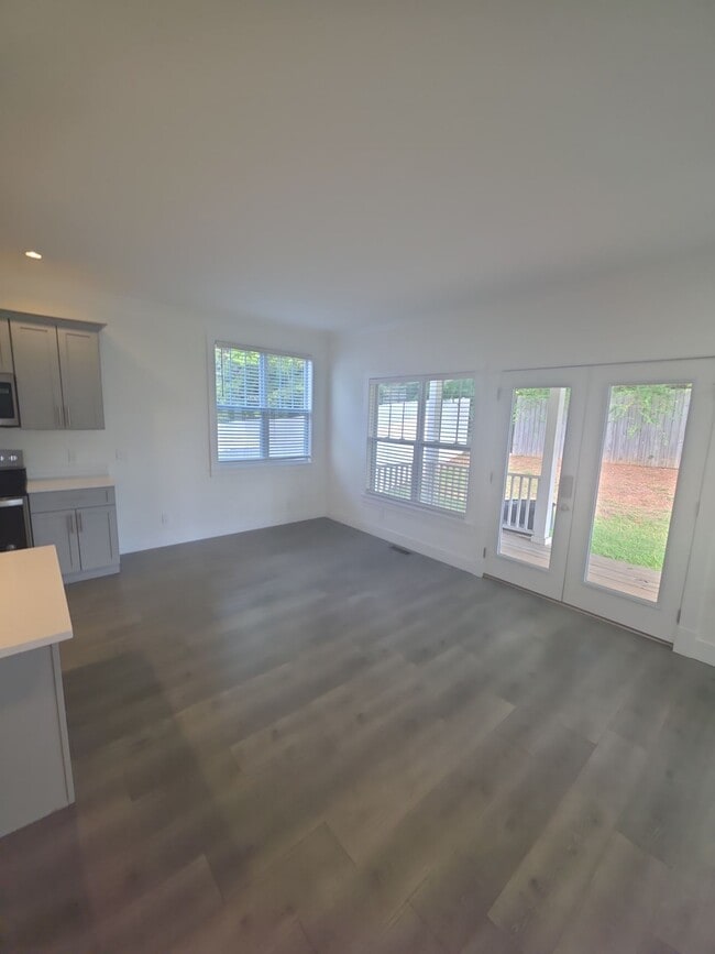 Building Photo - 409 Juniper Dr