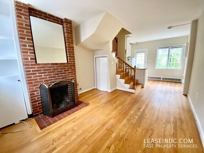 Foto del edificio - 3213 Cherry Hill Ln