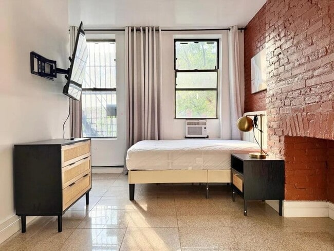 Building Photo - Nice room in a good neighborhood