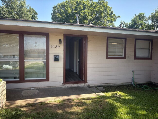 Foto del edificio - 6139 Ridgeway Dr