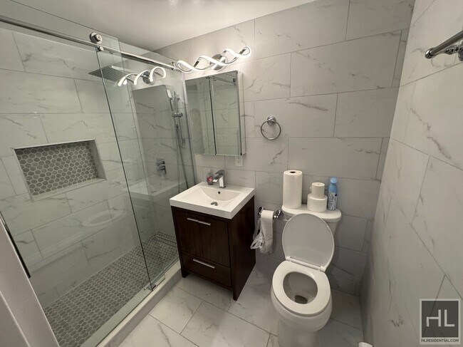 Foto del edificio - 2 BEDROOM | LONG ISLAND CITY