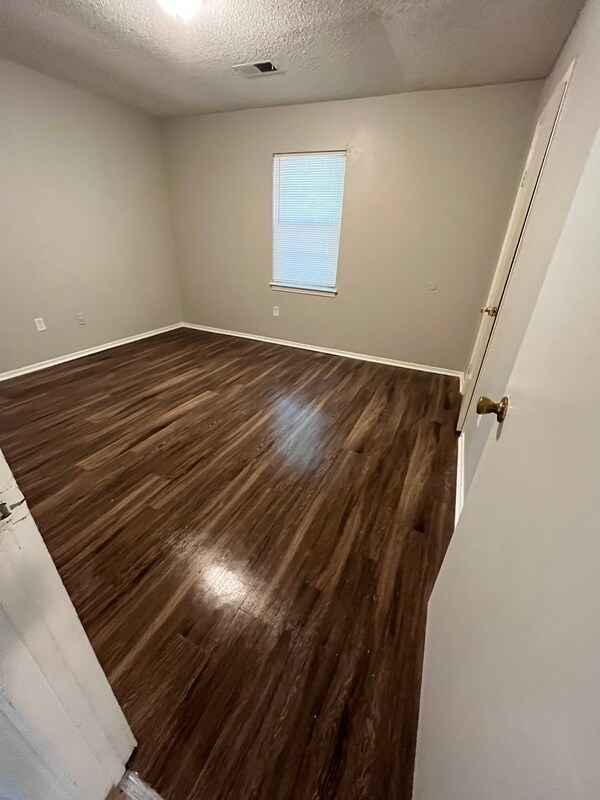Building Photo - 5060 Gray Dr