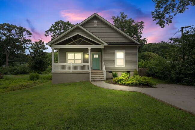 Building Photo - Lovely 3 BR, 2 BA Home Convenient to Downt...