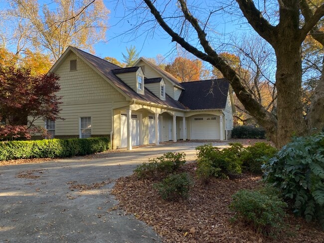 Furnished apartment with garage. - 137 Edgecombe Rd