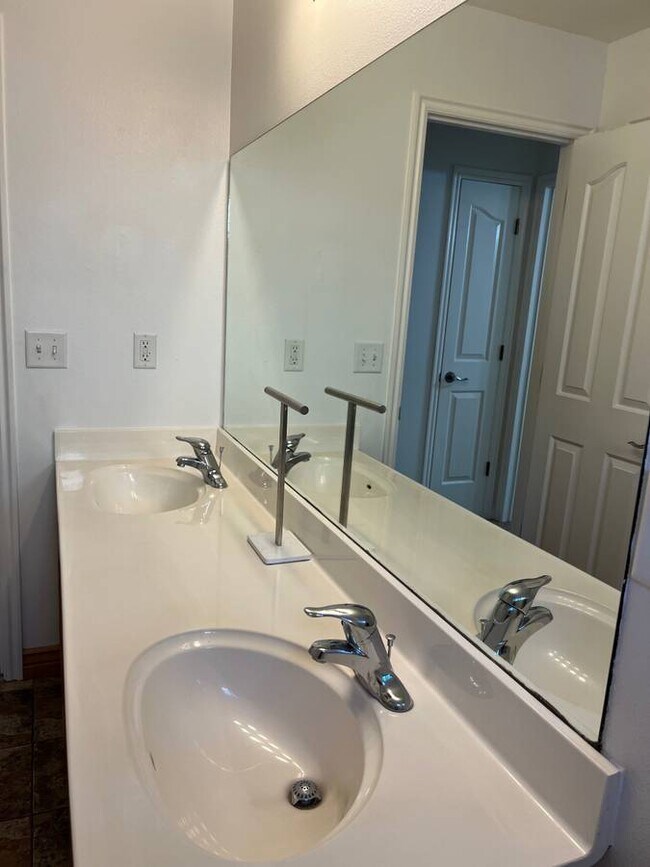 Foto del edificio - 879 Liberty Ln