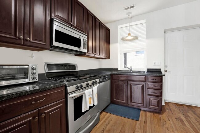 Foto del edificio - 1156 W Cornelia Ave