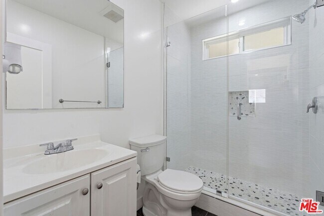 Foto del edificio - 1861 Midvale Ave