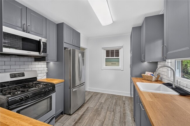 Building Photo - 423 Heman Dr