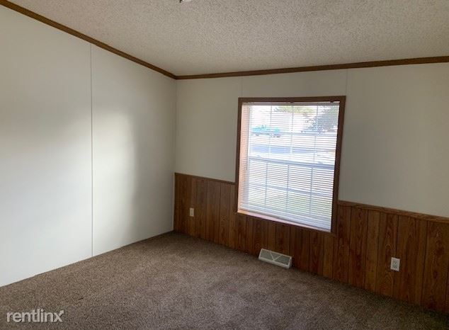 Building Photo - 30 Pineview Dr