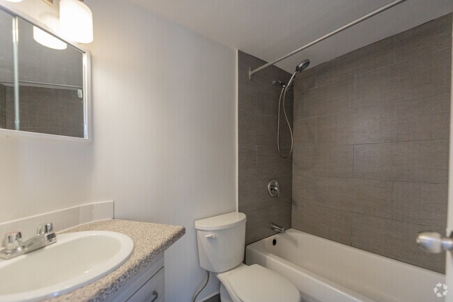 1 chambre, 1 salle de bain - 79 m² - Salle de bain - Centennial Towers