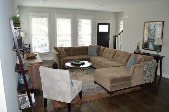 Living Room/Front Door - 509 Chesterfield Ave