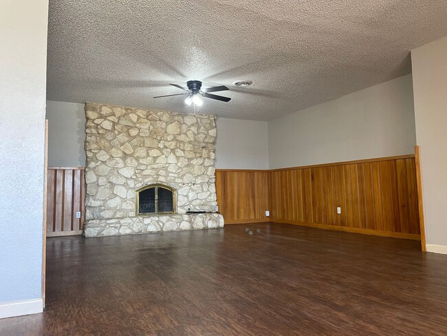 Building Photo - Cozy 3 Bedroom Home