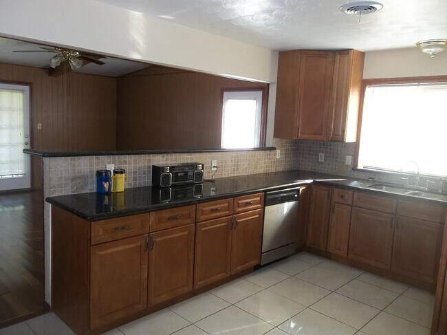 Foto del edificio - 6609 Golf Crest Dr