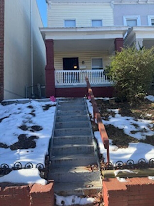 Primary Photo - Beautiful Row Home for You! Washer/Dryer I...