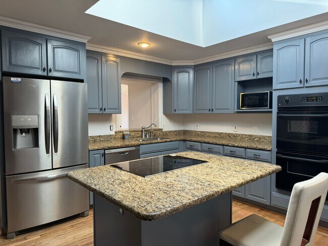 Building Photo - 5 Bedroom 3 Bath with Full Basement on 1 a...