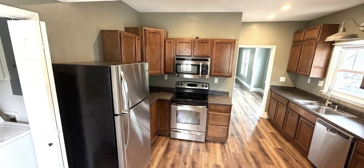 Building Photo - Beautiful bungalow style home for rent!
