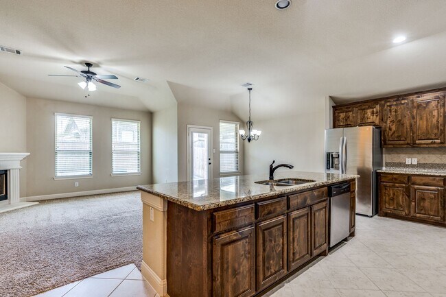 Foto del edificio - Beautiful 3 Bedroom with Bonus Media Room