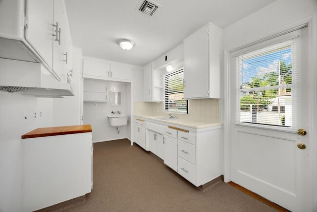 Building Photo - Adorable 2 Bed / 1 Bath Home In Pico Rivera near Birney Tech Academy