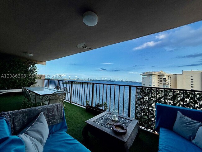 Foto del edificio - 1800 NE 114th St