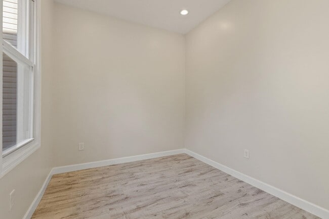 Building Photo - 17 Ravine Ave