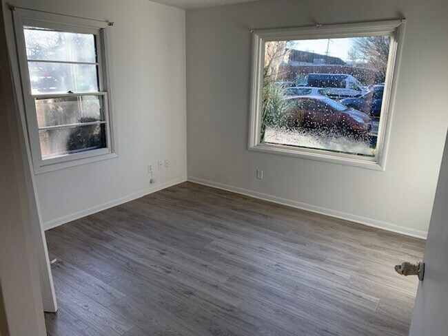 Building Photo - Newly Updated 2 Bedroom Home in SE Portland!