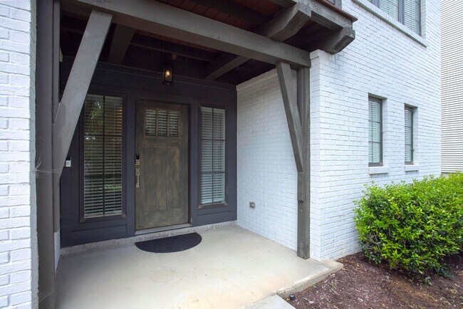 Foto del edificio - 4 BEDROOM, 5 BATH, 2-CAR GARAGE-