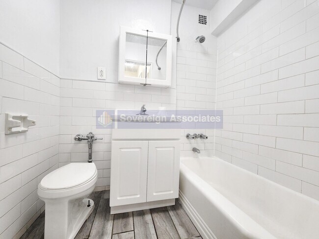 Foto del edificio - 6645 Broadway
