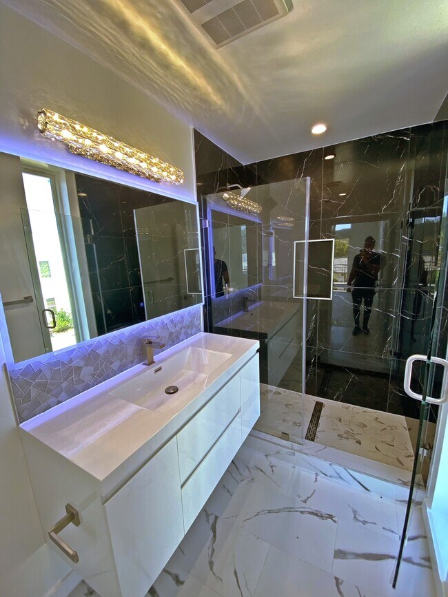 Foto del edificio - 4627 W 18th St