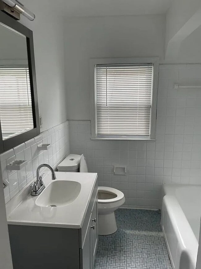 Building Photo - 3 bed 1 bath Home